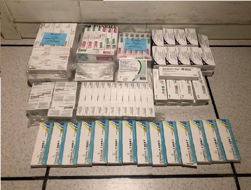 香港海关与卫生署七月十二日进行联合行动，突击搜查一所位于尖沙咀的医务中心，检获约一百六十二盒怀疑冒牌疫苗及一百六十三盒含有第1部毒药的疫苗，估计市值合共约七十五万元。图示部分检获的怀疑冒牌疫苗及含有第1部毒药的疫苗。