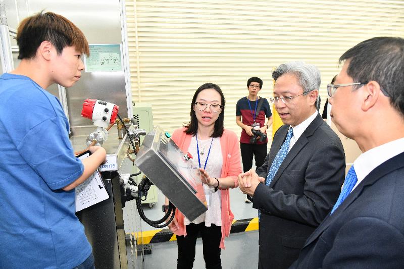 公務員事務局局長羅智光今日（七月十六日）到訪水務署龍翔道機電工場。圖示羅智光（右二）在物料測試所觀看水喉產品測試示範。