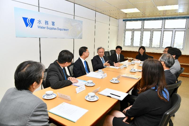 Accompanied by the Permanent Secretary for the Civil Service, Mr Thomas Chow (fifth left), the Secretary for the Civil Service, Mr Joshua Law (fourth left), visited the Lung Cheung Road Mechanical and Electrical Workshop of the Water Supplies Department today (July 16). He is pictured meeting with the Director of Water Supplies, Mr Wong Chung-leung (third left), and the directorate staff to receive an update on the department's work.