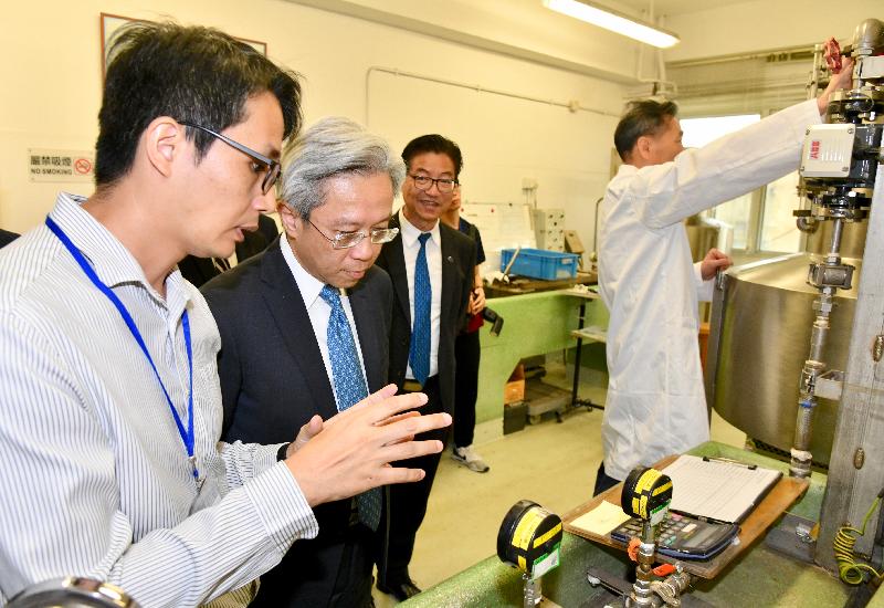 The Secretary for the Civil Service, Mr Joshua Law, visited the Lung Cheung Road Mechanical and Electrical Workshop of the Water Supplies Department today (July 16). Photo shows Mr Law (second left) being briefed by a colleague on the accredited water meter accuracy testing service at the Meter Testing Laboratory.