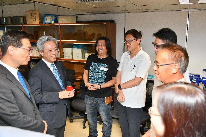 The Secretary for the Civil Service, Mr Joshua Law, visited the Lung Cheung Road Mechanical and Electrical Workshop of the Water Supplies Department today (July 16). Photo shows Mr Law (second left) meeting with staff representatives of various grades at a tea gathering to exchange views on matters of concern.