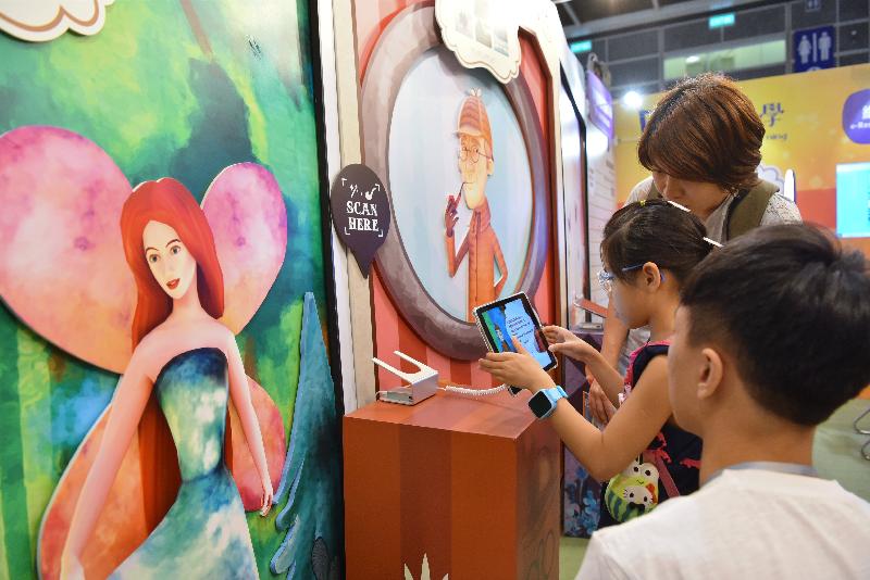 The Hong Kong Public Libraries (HKPL) has set up a booth at the Hong Kong Book Fair from today (July 17) to July 23 to introduce the rich e-resources of the HKPL. By trying out augmented reality (AR) games, members of the public can step into a story world of their choice to complete a short task or take a video clip with book characters and learn more about e-books and e-databases of the HKPL.