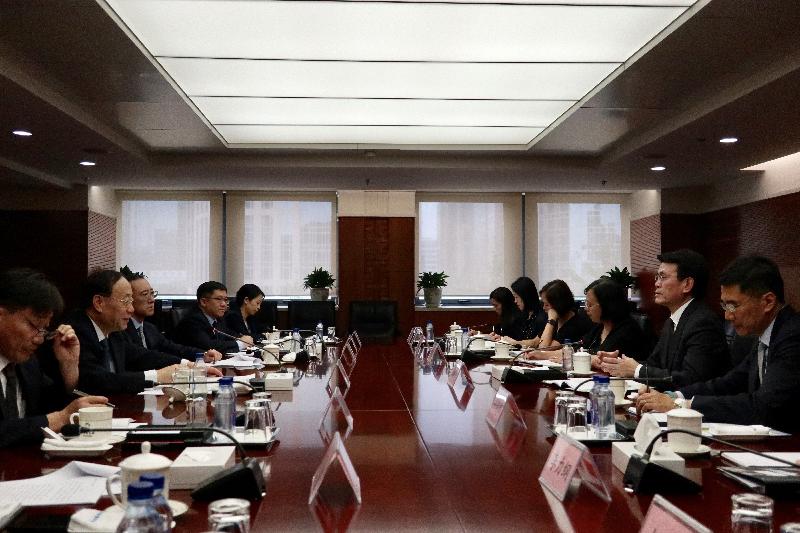 商务及经济发展局局长邱腾华（右二）今日（七月十八日）在北京与国家商务部副部长王炳南（左二）会面，就两地贸易议题交流意见。「一带一路」专员叶成辉（右一）亦出席了会议。
