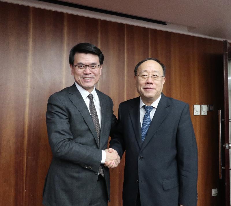 商務及經濟發展局局長邱騰華（左）今日（七月十八日）在北京與國家商務部副部長王炳南（右）會面，就兩地貿易議題交流意見。

