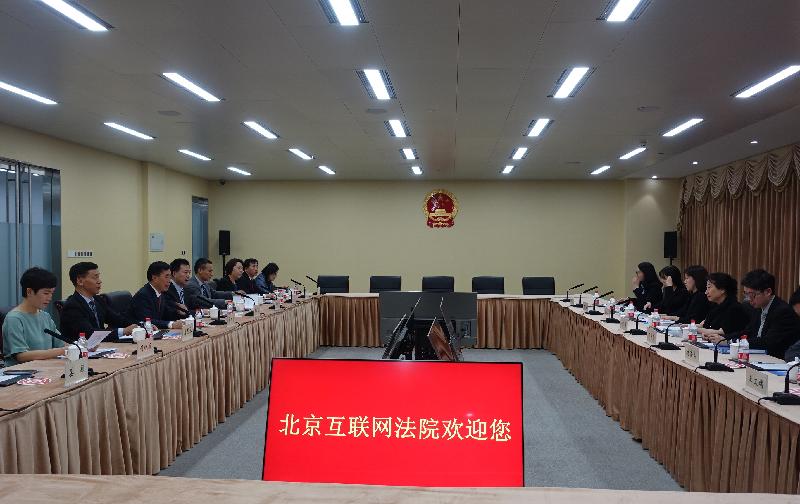 律政司司長鄭若驊資深大律師（右二）今日（七月十八日）在北京與最高人民法院副院長楊萬明（左三）會面。
