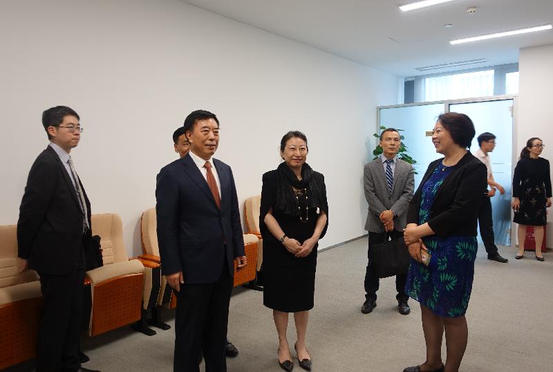 The Secretary for Justice, Ms Teresa Cheng, SC (third left), accompanied by the Vice-president of the Supreme People's Court, Mr Yang Wanming (second left), tours the Beijing Internet Court in Beijing today (July 18).


