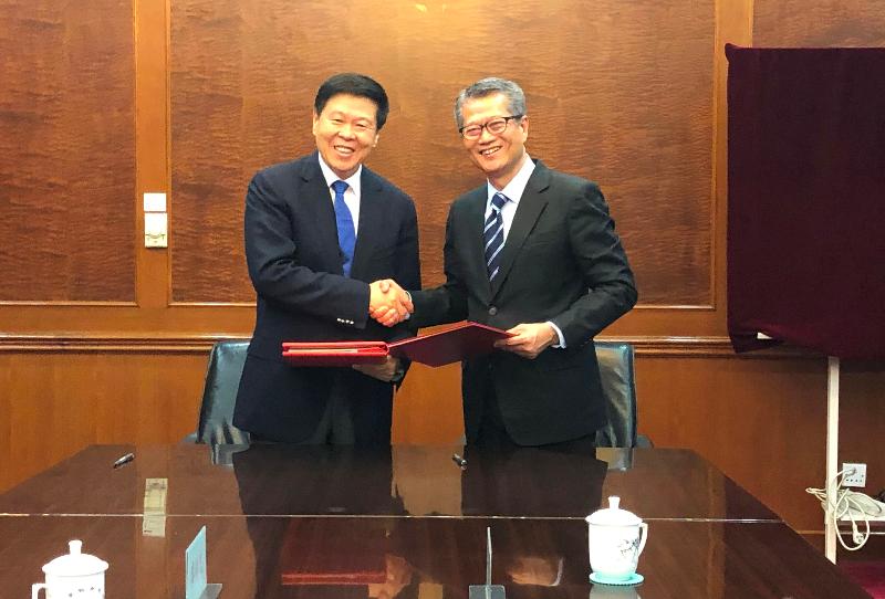 The Financial Secretary, Mr Paul Chan (right), shakes hands with the Commissioner of the State Taxation Administration, Mr Wang Jun (left), after signing the Fifth Protocol to the Arrangement between the Mainland of China and the Hong Kong Special Administrative Region for the Avoidance of Double Taxation and the Prevention of Fiscal Evasion with respect to Taxes on Income in Beijing today (July 19).
