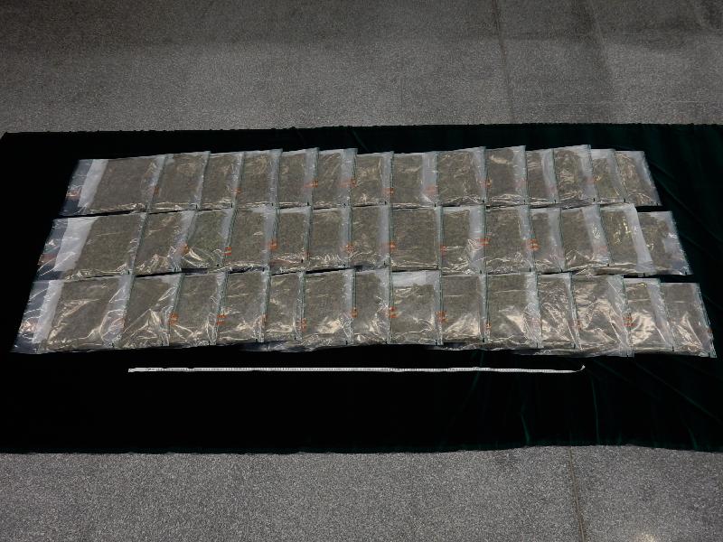 香港海关昨日（七月十九日）在香港国际机场检获约十公斤怀疑大麻花，估计市值约一百七十万元。