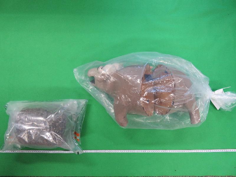 Hong Kong Customs seized about 2 kilograms of suspected herbal cannabis and about 400 grams of suspected cocaine with an estimated market value of about $900,000 at Hong Kong International Airport and Yau Tong on July 16 and yesterday (July 20) respectively. Photo shows the suspected herbal cannabis seized (left) and the hollow wooden sculpture used to conceal the herbal cannabis.