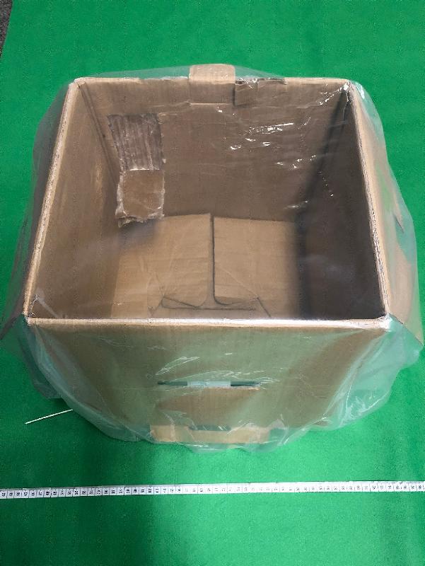 Hong Kong Customs seized about 2 kilograms of suspected herbal cannabis and about 400 grams of suspected cocaine with an estimated market value of about $900,000 at Hong Kong International Airport and Yau Tong on July 16 and yesterday (July 20) respectively. Photo shows the suspected cocaine concealed between the inter layers of a carton box of an air mail parcel.