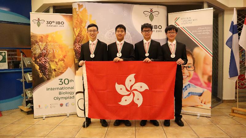 四名学生代表香港参加七月十四至二十日在匈牙利塞格德举行的「第三十国际生物奥林匹克」，表现令人鼓舞。他们是（左起）黄挚毅、李鎔智、覃业晋和周景毅。