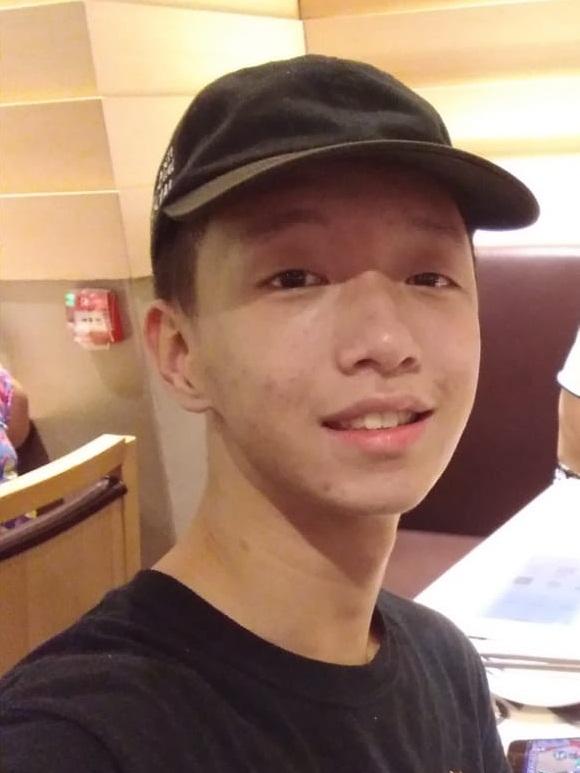 Ng Tsz-nok is about 1.7 metres tall, 50 kilograms in weight and of thin build. He has a pointed face with yellow complexion and blown short curved hair. He was last seen wearing a purple short-sleeved shirt, blue jeans and black sports shoes.