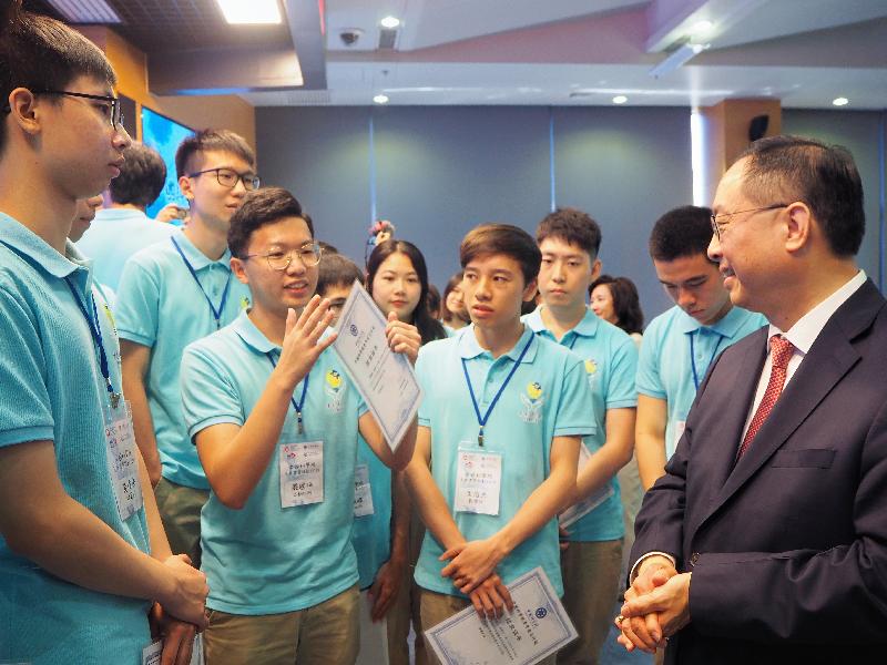創新及科技局局長楊偉雄（右一）今日（七月二十三日）在中國科學院青年實習計劃結業禮，與參與實習計劃的香港大學生交流。