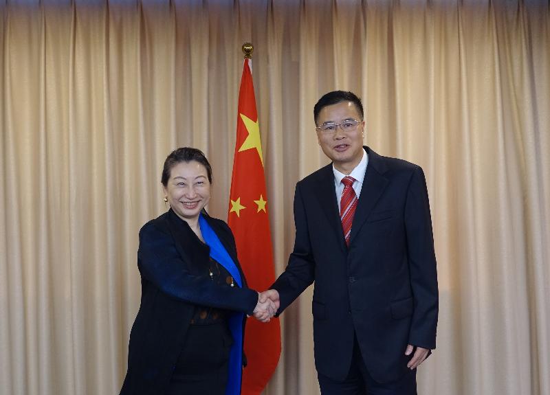 The Secretary for Justice, Ms Teresa Cheng, SC (left), meets with the Director-General of the Department of Justice of Guangdong Province, Mr Zeng Xianglu (right), in Guangzhou today (July 25).