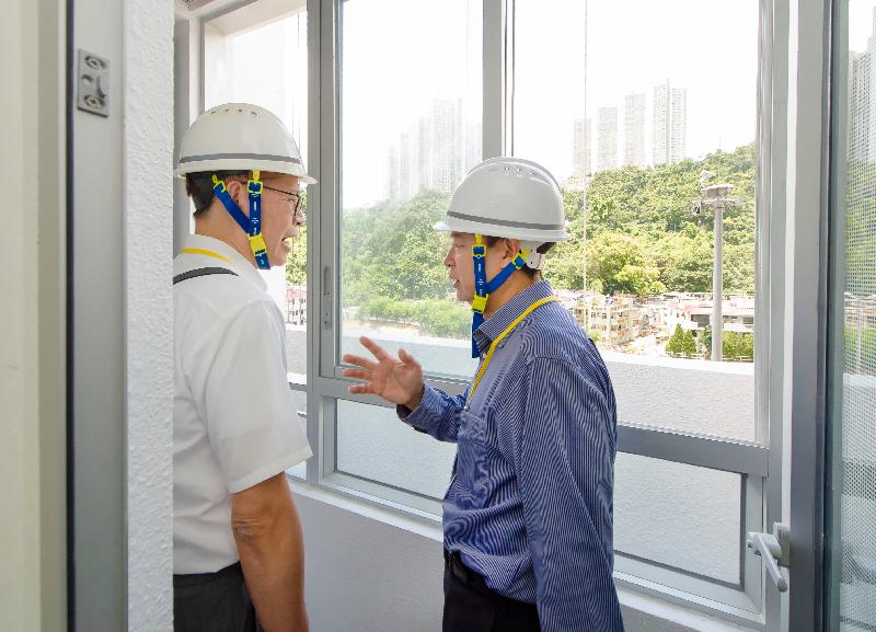 香港房屋委員會轄下建築小組委員會多名委員今日（七月二十五日）參觀沙田旭禾苑的工地。圖示小組委員視察隔音露台。