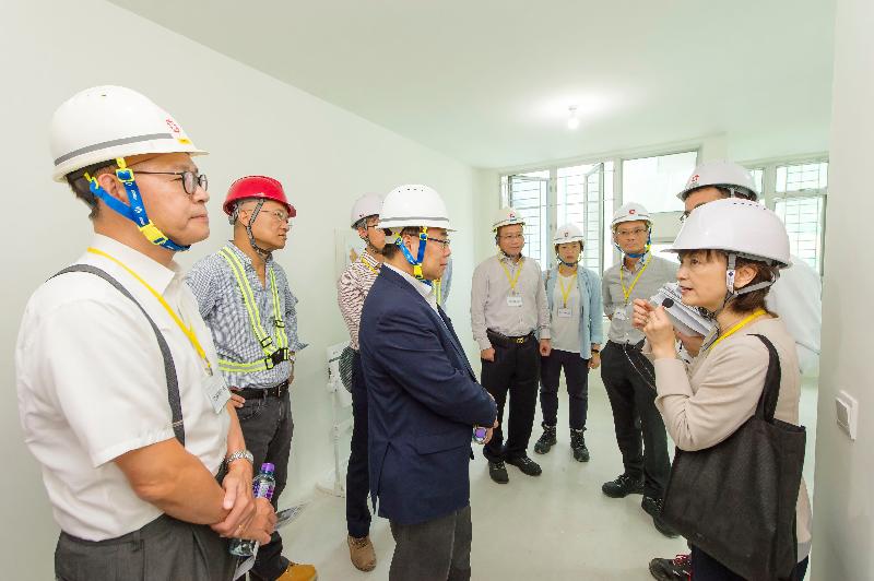 Members of the Hong Kong Housing Authority's Building Committee today (July 25) visited the construction site of Yuk Wo Court in Sha Tin. Photo shows the Deputy Director of Housing (Development and Construction), Ms Connie Yeung (first right), briefing Committee Members on the design of the project.
