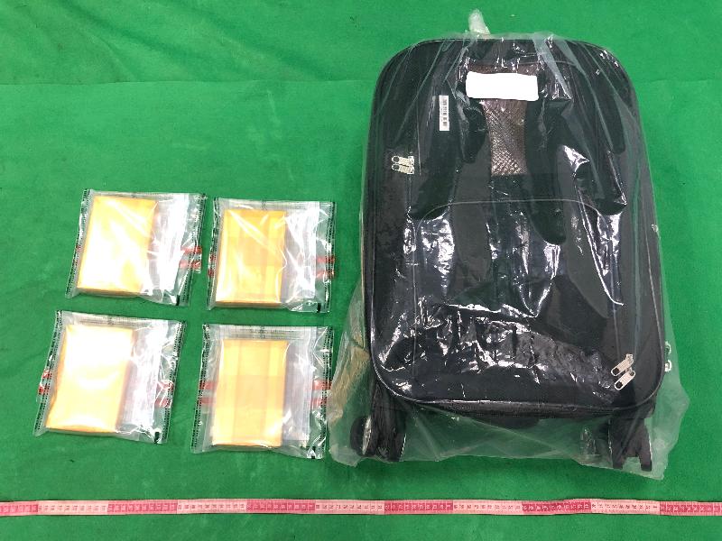 香港海关昨日（七月二十四日）在香港国际机场检获约一点六公斤怀疑海洛英，估计市值约一百五十万元。