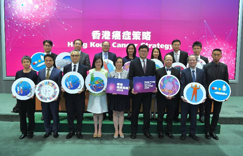 The Secretary for Food and Health, Professor Sophia Chan (front row, centre); the Acting Permanent Secretary for Food and Health (Health), Mr Howard Chan (back row, third left); the Under Secretary for Food and Health, Dr Chui Tak-yi (front row, third left); the Director of Health, Dr Constance Chan (front row, fourth left); and the Director (Cluster Services) of the Hospital Authority, Dr Tony Ko (front row, fourth right), are pictured with members of the Cancer Coordinating Committee Dr June Lau (front row, first left), Dr Samuel Kwok (front row, second left), Dr Kenny Yuen (front row, first right), Dr Ashley Cheng (front row, second right) and Professor Raymond Liang (front row, third right) and relevant government officials at a press conference on the Hong Kong Cancer Strategy today (July 26).
