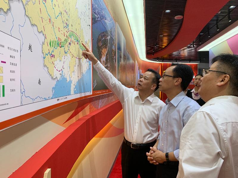 The Secretary for Constitutional and Mainland Affairs, Mr Patrick Nip, visited the Guangxi Planning Exhibition Hall during his visit to the Guangxi Zhuang Autonomous Region today (July 26). Photo shows Mr Nip (centre) being briefed on the planning of Guangxi and the latest developments of the New Land-Sea Corridor.