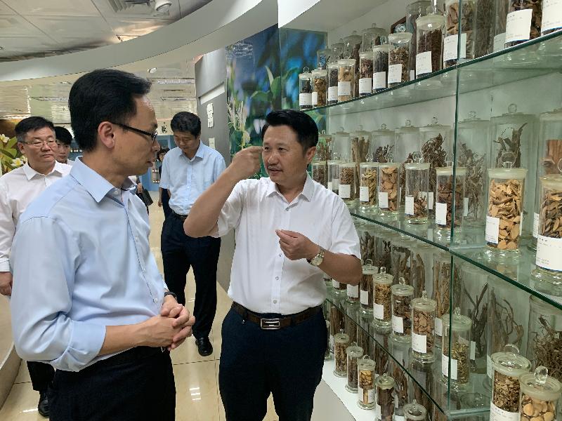 The Secretary for Constitutional and Mainland Affairs, Mr Patrick Nip, visited Guangxi today (July 26). Photo shows Mr Nip (left) being briefed on the teaching facilities during his visit to the Guangxi Traditional Chinese Medical University.