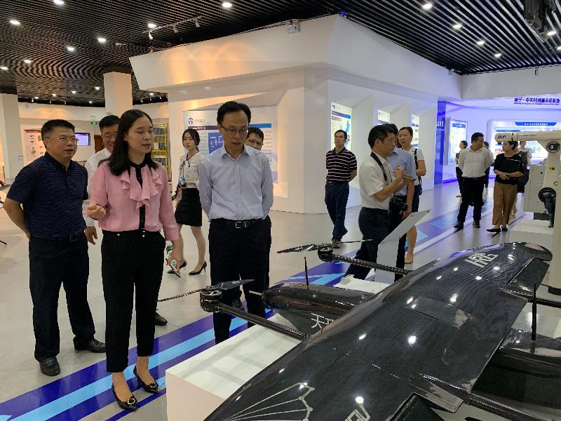 The Secretary for Constitutional and Mainland Affairs, Mr Patrick Nip (third left), toured the exhibition hall of the Nanning-Zhongguancun Innovation Demonstration Base in Guangxi today (July 26) to keep abreast of the development of innovation and technology there.