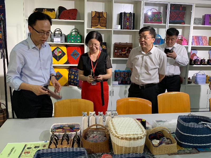 The Secretary for Constitutional and Mainland Affairs, Mr Patrick Nip, visited Guangxi today (July 26). Photo shows Mr Nip (left) touring the Nanning College for Vocational Technology to learn about the progress of co-operation between Hong Kong and Guangxi in the area of vocational training.