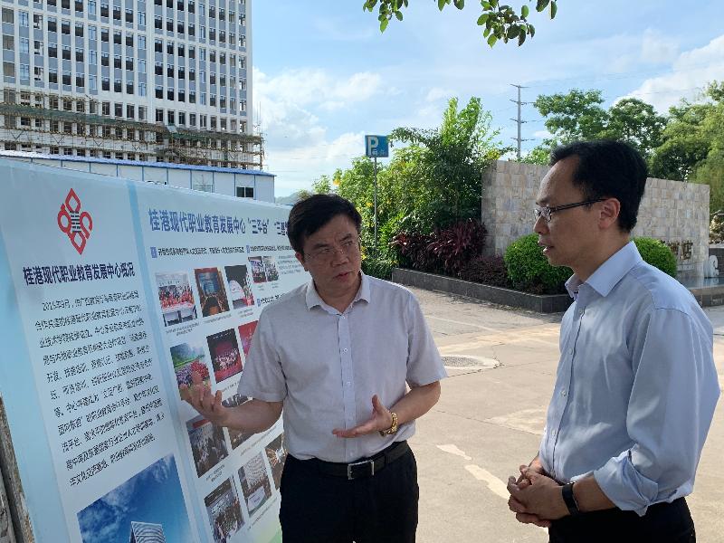 The Secretary for Constitutional and Mainland Affairs, Mr Patrick Nip (right), visited the Nanning College for Vocational Technology in Guangxi today (July 26) and was briefed on the progress of construction of the Guangxi-Hong Kong vocational education development centre.