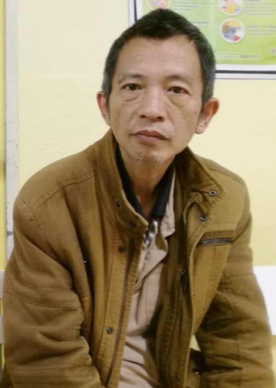 Tse Chun-moon is about 1.6 metres tall, 54 kilograms in weight and of thin build. He has a pointed face with yellow complexion and short straight black hair. He was last seen wearing a black T-shirt, a grey vest, blue trousers and blue slippers.