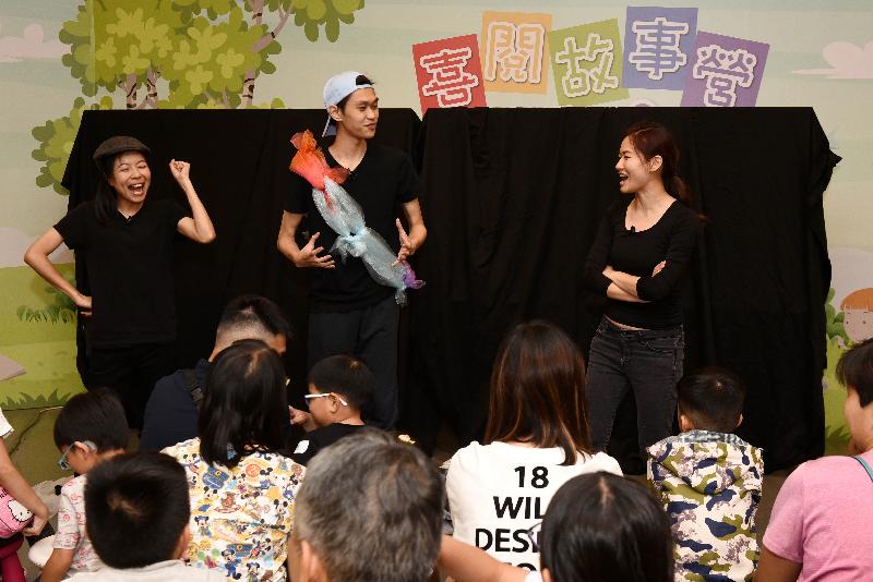 康乐及文化事务署香港公共图书馆主办的「夏日阅缤纷」今日（七月二十七日）在香港中央图书馆展开。图示家长与小朋友一同参与「喜阅故事营」活动。
