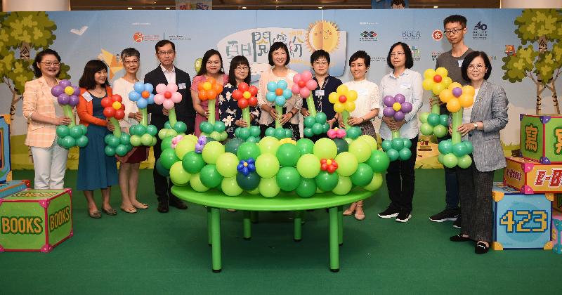 康乐及文化事务署（康文署）香港公共图书馆主办的「夏日阅缤纷」启动礼今日（七月二十七日）在香港中央图书馆举行。图示康文署署长李美嫦（右六）与各主礼嘉宾合照。
