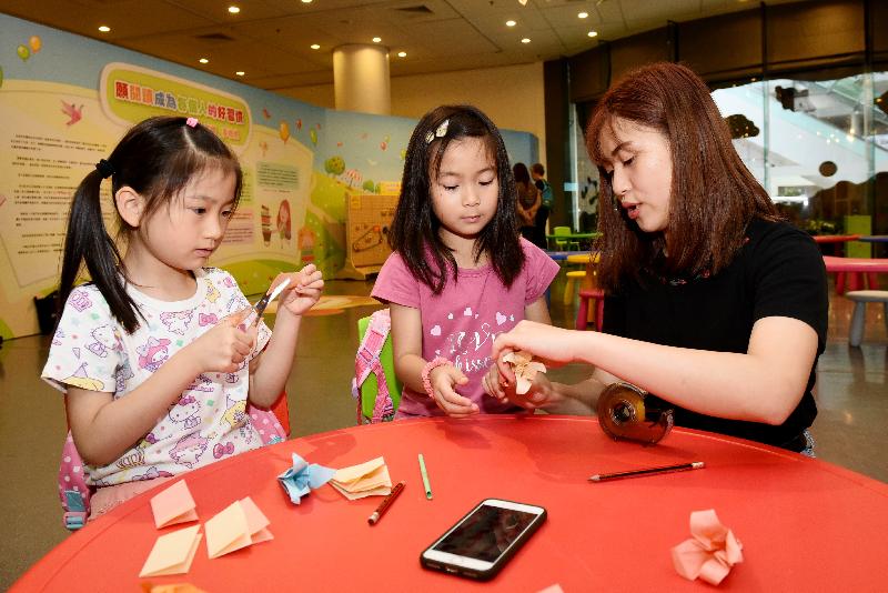 Summer Reading Fiesta, organised by the Hong Kong Public Libraries of the Leisure and Cultural Services Department, was launched today (July 27) at the Hong Kong Central Library. Photo shows participants learning origami in a "Happy Handicraft" activity.