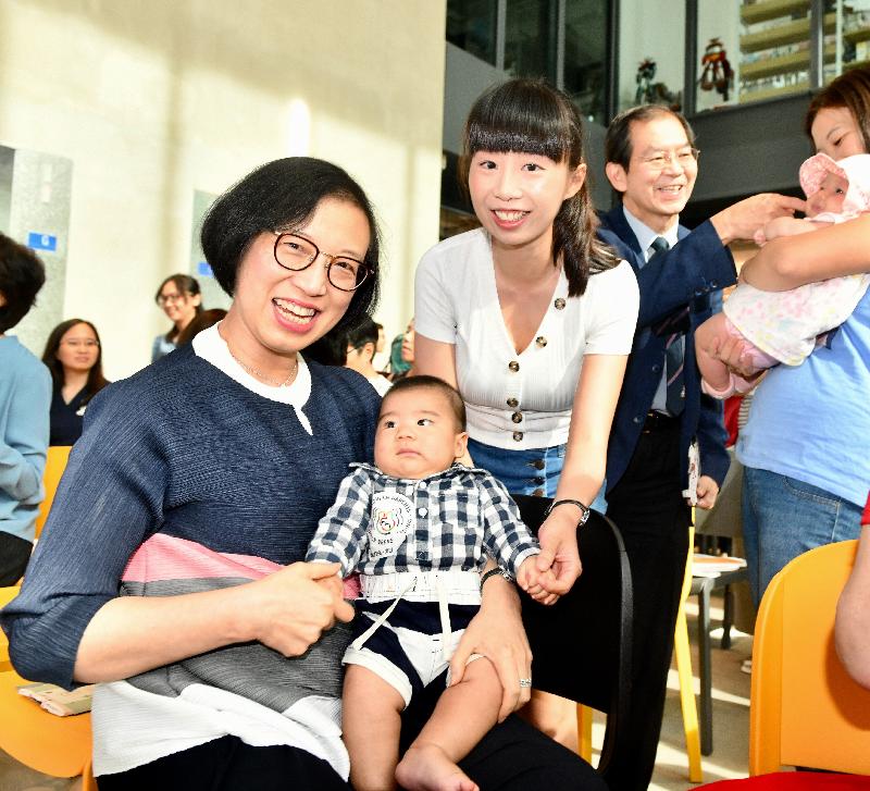 食物及衞生局局長陳肇始教授（左）今日（七月二十七日）在「國際母乳哺育周2019」慶祝活動上與授乳媽媽和其接受母乳哺育的寶寶合照。