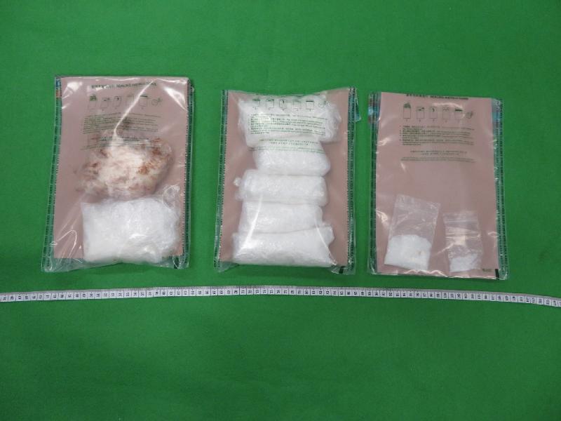 香港海关七月二十四日在香港国际机场检获约九百克怀疑氯胺酮，估计市值约五十万元。 