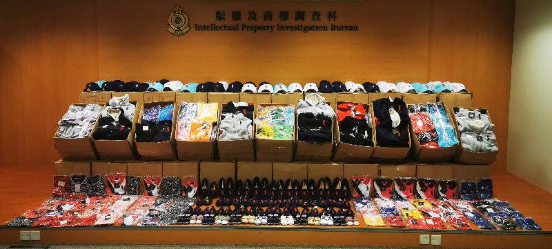 香港海关七月二十七日采取执法行动，打击售卖冒牌物品的流动小贩摊档，共检获约六千九百件怀疑冒牌物品，包括服装、帽及鞋，估计市值约四十二万元。