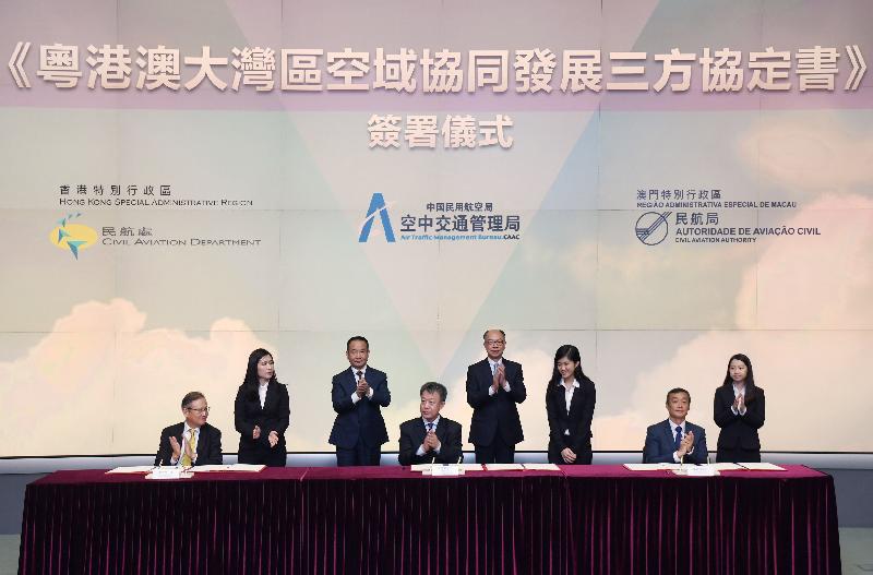 The Secretary for Transport and Housing, Mr Frank Chan Fan (fourth right), and the Deputy Administrator of the Civil Aviation Administration of China (CAAC), Mr Lyu Erxue (third left), witnessed the signing of the Agreement on Guangdong-Hong Kong-Macao Greater Bay Area Airspace Collaborative Development by the Director-General of the Air Traffic Management Bureau of the CAAC, Mr Che Jinjun (fourth left); the Director-General of the Civil Aviation Department of Hong Kong, Mr Simon Li (first left); and the President of the Civil Aviation Authority of Macao, Mr Chan Weng-hong (second right) today (July 30).