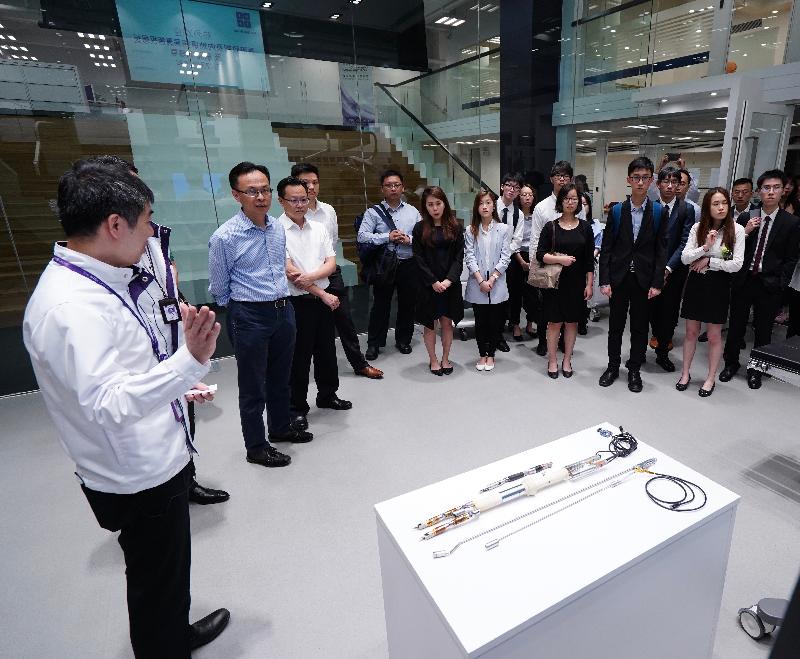 政制及內地事務局局長聶德權（左二）今日（七月三十日）與學生到訪位於東莞的松山湖國際機器人產業基地，參觀基地內一家生物醫學工程公司。
