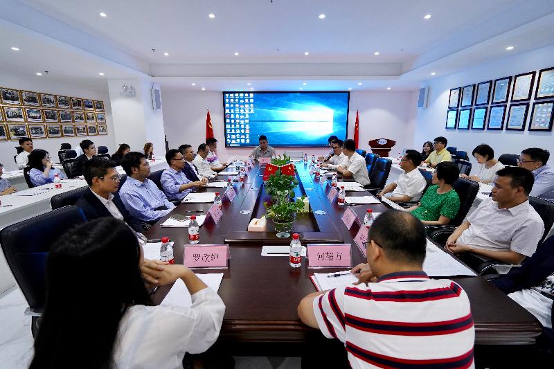 The Secretary for Constitutional and Mainland Affairs, Mr Patrick Nip (third left, front row), and the Under Secretary for Constitutional and Mainland Affairs, Mr Andy Chan (fourth left, front row), together with students toured the innovation and entrepreneurship base for Hong Kong and Macao youths in Songshan Lake in Dongguan today (July 30).  Photo shows the group exchanging views with Hong Kong young entrepreneurs stationed at the base on starting businesses in the Mainland.