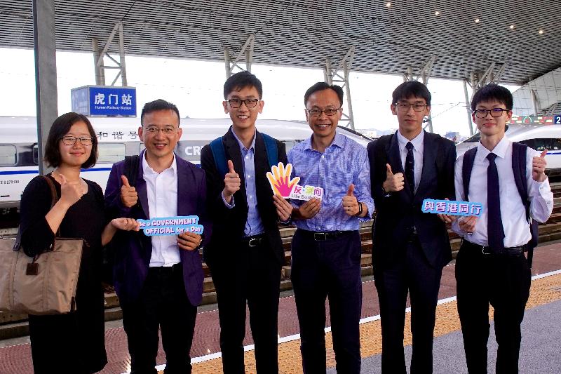 The Secretary for Constitutional and Mainland Affairs, Mr Patrick Nip (third right), and the Under Secretary for Constitutional and Mainland Affairs, Mr Andy Chan (second left), together with their "shadow ministers" joining the "Be a Government Official" programme taking a group photo at the platform of the Humen high-speed rail station in Dongguan after finishing their visit to Shenzhen and Dongguan today (July 30).