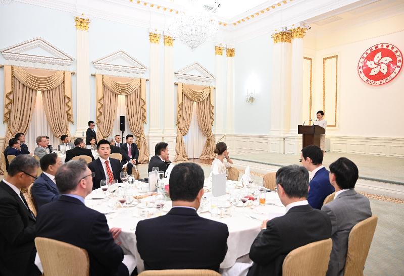The Chief Executive, Mrs Carrie Lam, hosted a lunch for representatives of international and local chambers of commerce at Government House at noon today (July 30) to exchange views with them on Hong Kong’s challenges and opportunities with a view to formulating policy measures that would better meet the needs of the community in the upcoming Policy Address. 