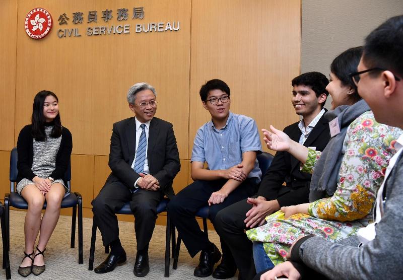 The Secretary for the Civil Service, Mr Joshua Law, today (July 31) met non-ethnic Chinese (NEC) university students participating in the government internship programme at a tea gathering at the Central Government Offices. Photo shows Mr Law (second left) chatting with intern students to learn more about their internship experience. Also joining the tea gathering were two secondary students participating in the "Be a Government Official for a Day" programme (first left and third left).