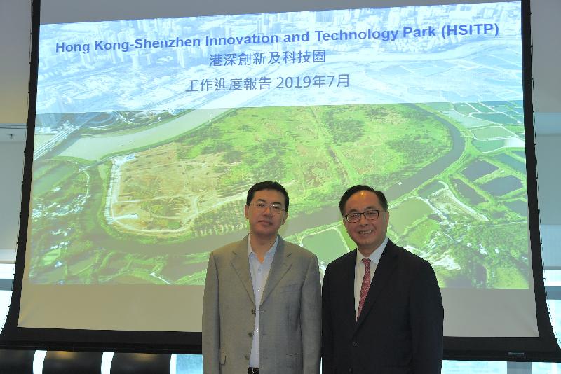 創新及科技局局長楊偉雄（右）與深圳市副市長艾學峰（左）今日（七月三十一日）在香港科學園共同主持河套區港深創新及科技園發展聯合專責小組第五次會議。