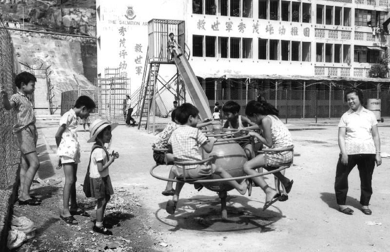 政府檔案處歷史檔案館將於八月二日至三十日在九龍公共圖書館舉行「童趣‧童遊：香港兒童玩樂點滴」流動展覽。圖示一九七七年秀茂坪的兒童遊樂設施，圖片由高添強提供。