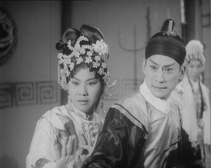 康樂及文化事務署香港電影資料館於九月至十月推出「銀光承傳——粵劇申遺十周年」，選映二十一齣館藏粵劇電影，展現粵劇在銀幕上的另類光彩。圖示《無情寶劍有情天》（1964）劇照。 