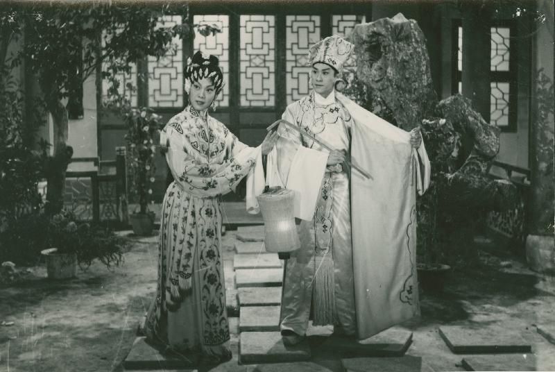 康乐及文化事务署香港电影资料馆于九月至十月推出「银光承传——粤剧申遗十周年」，选映二十一出馆藏粤剧电影，展现粤剧在银幕上的另类光彩。图示《十年一觉扬州梦》（1961）剧照。 