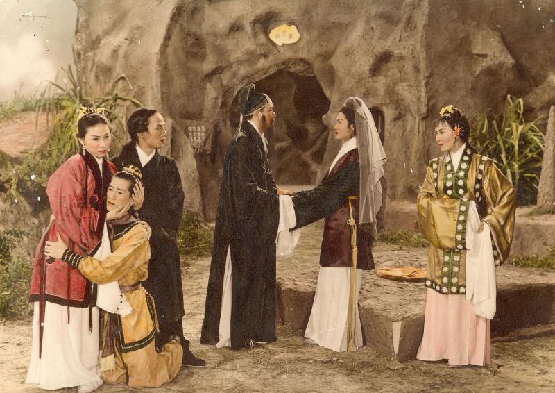 康樂及文化事務署香港電影資料館於九月至十月推出「銀光承傳——粵劇申遺十周年」，選映二十一齣館藏粵劇電影，展現粵劇在銀幕上的另類光彩。圖示《寶蓮燈》（1956）劇照。 