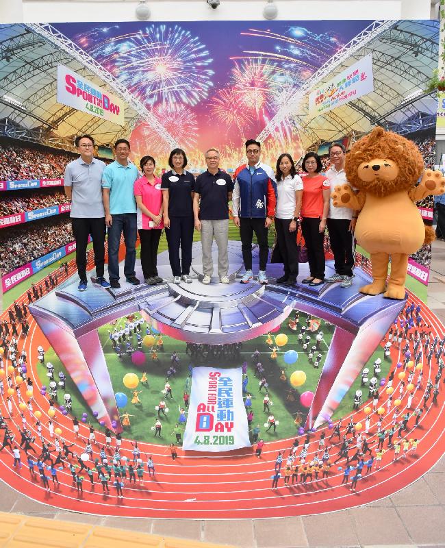 Sport For All Day 2019 was held by the Leisure and Cultural Services Department today (August 4). Picture shows the Secretary for Home Affairs, Mr Lau Kong-wah (fifth left); the Director of Leisure and Cultural Services, Ms Michelle Li (fourth left); and other guests, who attended the event at Kowloon Park Sports Centre, in front of a 3D display board.