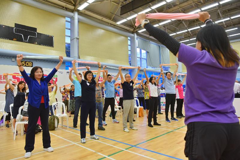 Sport For All Day 2019 was held by the Leisure and Cultural Services Department today (August 4). Picture shows the Secretary for Home Affairs, Mr Lau Kong-wah (front row, third left), and the Director of Leisure and Cultural Services, Ms Michelle Li (front row, second left), doing towel exercise with members of the public.