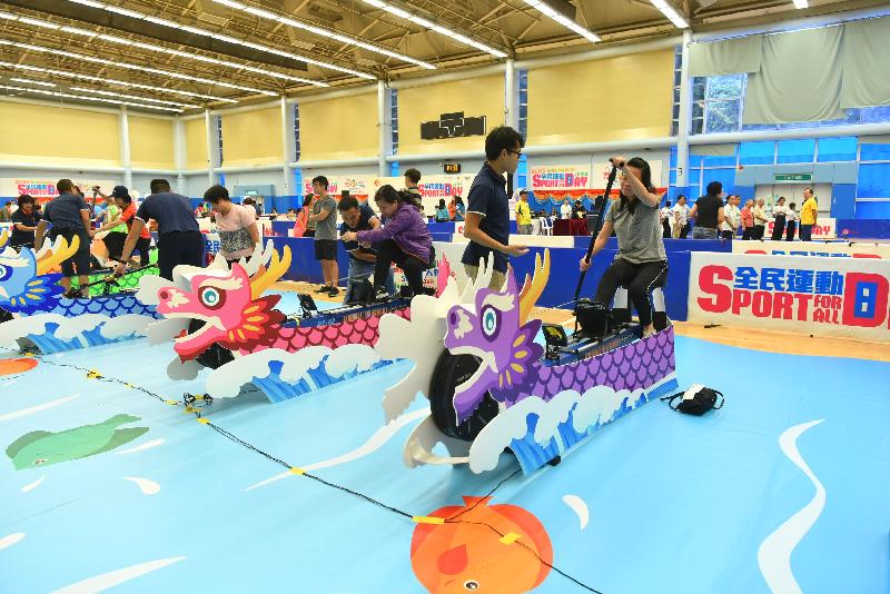 Sport For All Day 2019 was held by the Leisure and Cultural Services Department today (August 4). Photo shows members of the public taking part in an indoor dragon boat participation session.