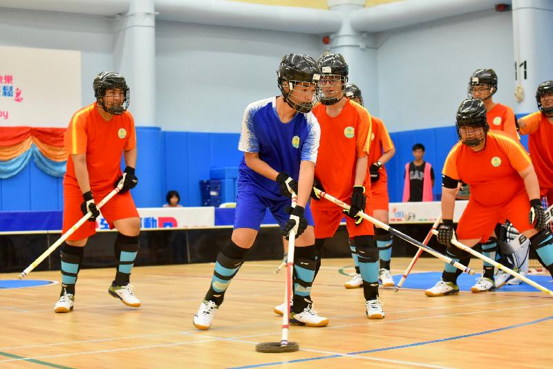Sport For All Day 2019 was held by the Leisure and Cultural Services Department today (August 4). Photo shows a floor hockey session for persons with or without disabilities held at Kowloon Park Sports Centre.