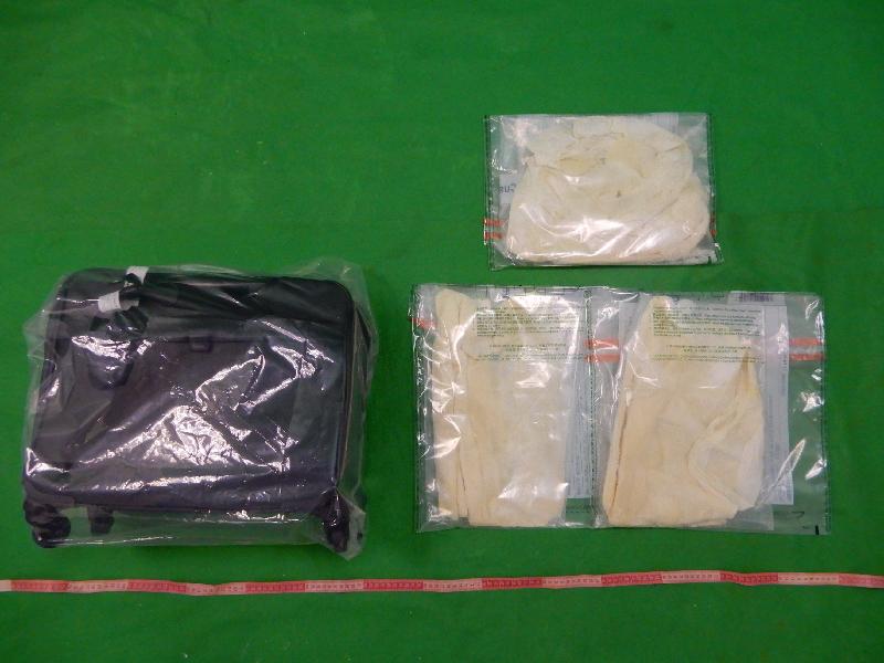 Hong Kong Customs yesterday (August 3) seized about three kilograms of suspected cocaine with an estimated market value of about $2.9 million at the Hong Kong International Airport.